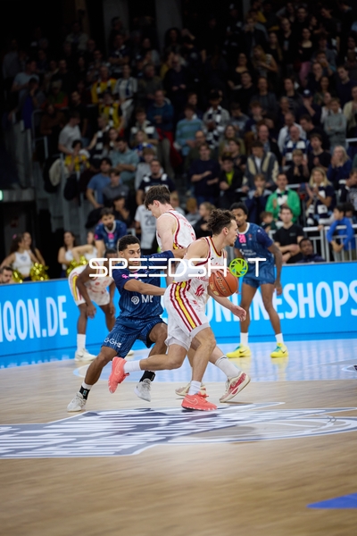 Spielszene mit Michael Weathers (20; MLP Academics Heidelberg), Brae Ivey (11; Würzburg Baskets) und Kevin McClain (3; MLP Academics Heidelberg)