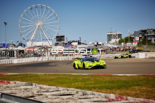 Rennfahrzeuge auf der Rennstrecke