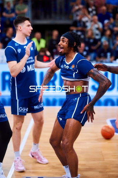 Feier Andrew O’Brien (3;MLP Academics Heidelberg), Michael Weathers (20;MLP Academics Heidelberg)