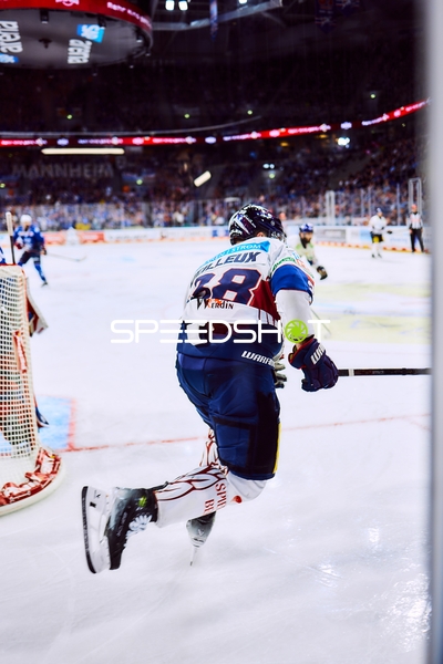 Eisbären-Spieler zieht auf das Tor