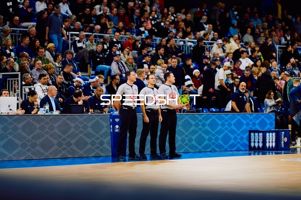 Schiedsrichter-Team auf dem Spielfeld