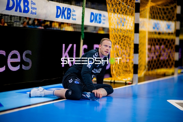 Torwart dehnt sich am Tor