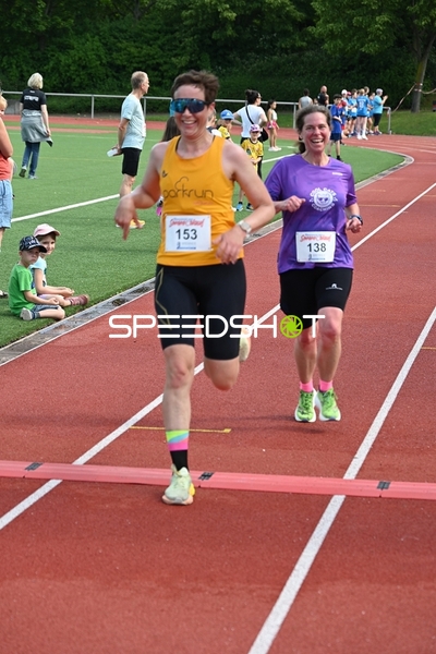 Läuferinnen auf der Zielgeraden