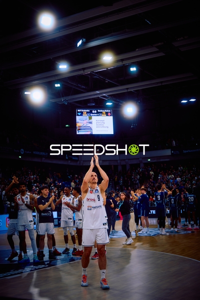 Ein Spieler von Brose Bamberg klatscht als Zeichen des Dankes oder Jubels.