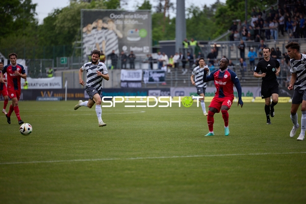 Ball läuft Richtung Christoph Ehlich (3, SV Sandhausen)