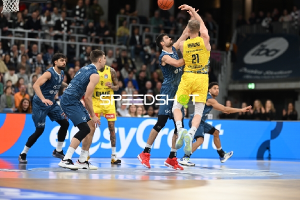 Spielaktion mit Mateo Seric (21; MLP Academics Heidelberg), Marcel Keßen (15; MLP Academics Heidelberg) und Kevin McClain (3; MLP Academics Heidelberg)