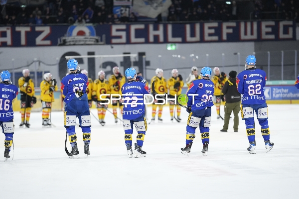 Spieler von EHC Kloten in Aktion