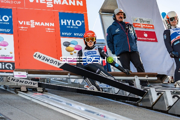 Skispringerin startet in Oberstdorf