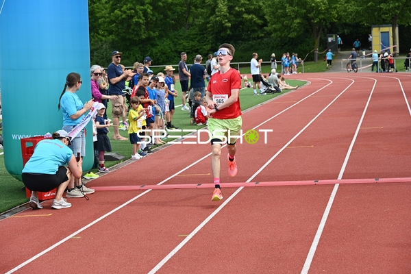 Läufer überquert Ziellinie