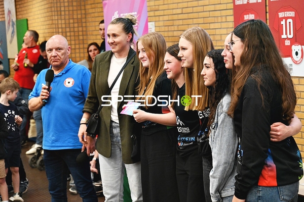 Vor dem Spiel: Gruppenfoto mit Fans