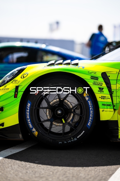 Rennfahrzeug in der Boxengasse