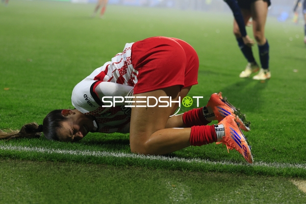 Spielerin verletzt am Boden