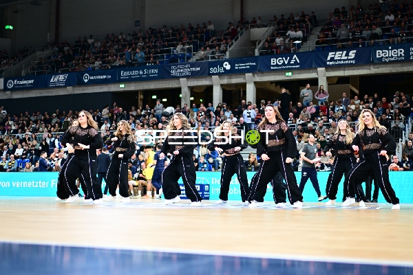 Basketball-Szene mit Tanzgruppe