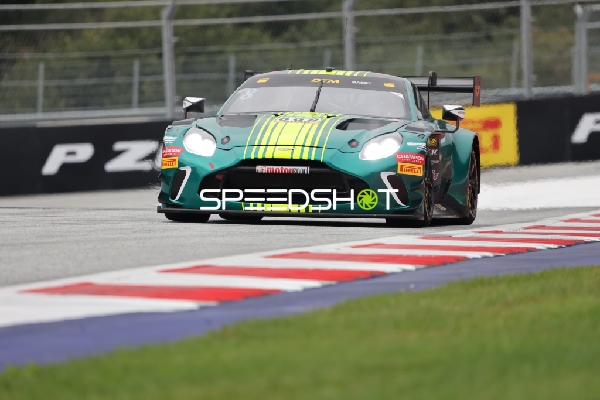 Rennfahrzeug auf der Rennstrecke