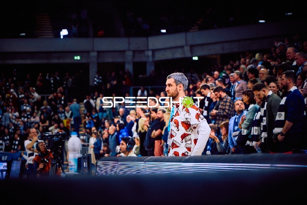 Zuschauer beobachten das Spiel