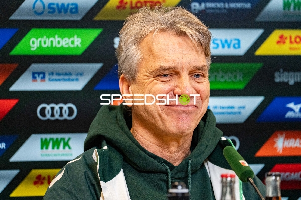 Trainer bei Pressekonferenz