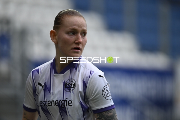 Spielszene mit Natasha Kowalski (10; SGS Essen)