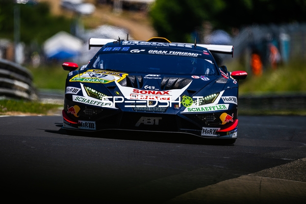 Rennfahrzeug auf der Rennstrecke