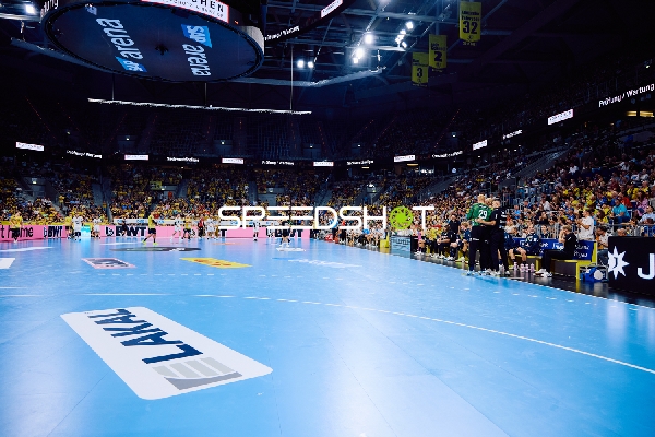 Spielfeld bei einem Handballspiel