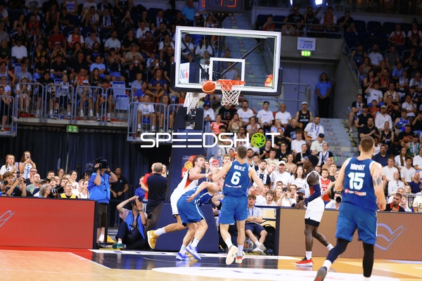 Kampf um den Ball am Korb