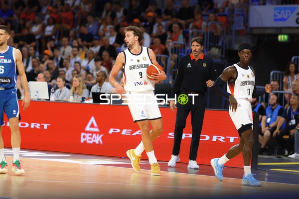 Franz Wagner (9; Deutschland) mit Ball