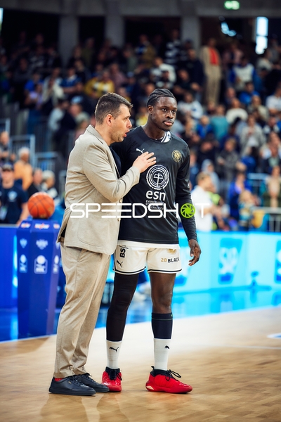 Barra Njie (13, Basketball Löwen Braunschweig) im Gespräch