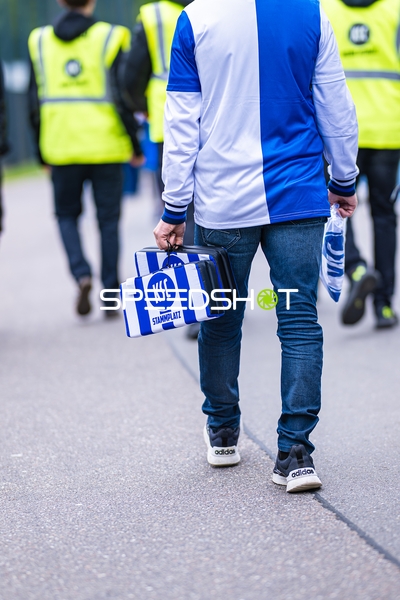 Person geht Karlsruher SC