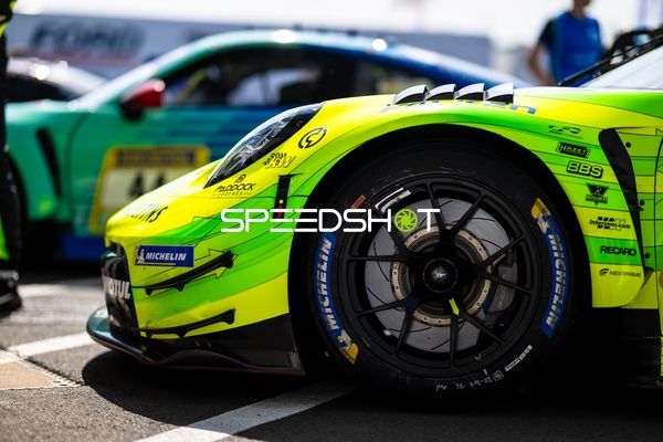 Rennfahrzeug in der Boxengasse