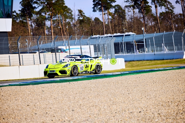 Auto mit Nummer 522 in Fahrt