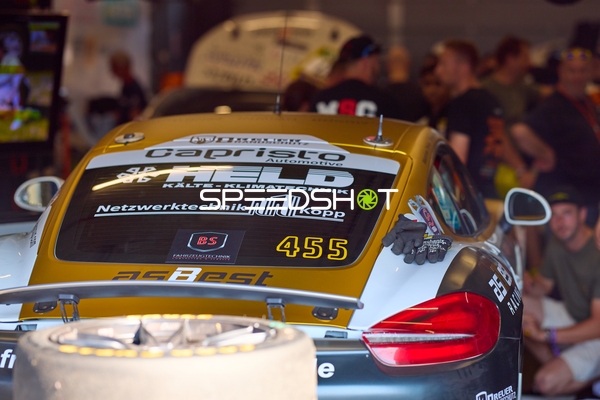 Rennfahrzeug in der Boxengasse