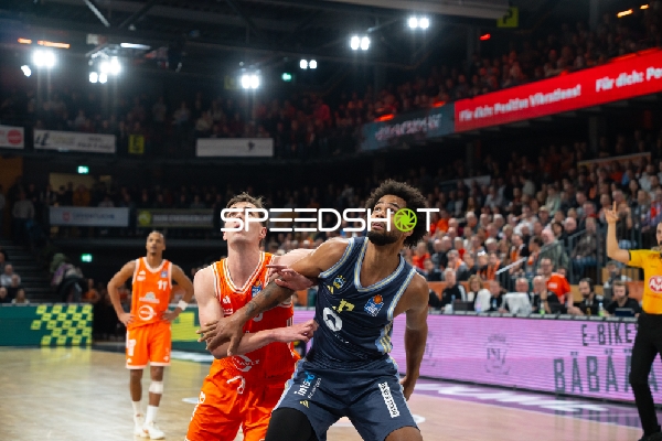 Joschka Ferner (9, Rasta Vechta) und Norris Agbakoko (17, Alba Berlin) beim Rebounden
