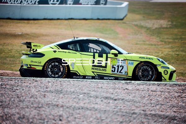 Rennwagen Nummer 512 in voller Fahrt