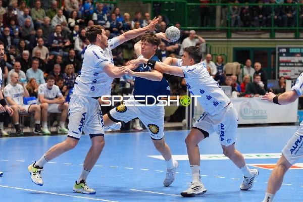 Eloy Morante Maldonado (33; Bergischer HC) im Zweikampf mit Jan Mudrow (7; TBV Lemgo) und Frederik Simak (8; TBV Lemgo)