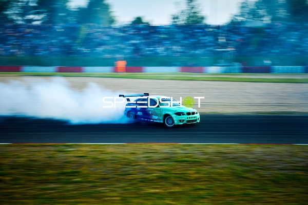 Rennfahrzeug driftet am Nürburgring