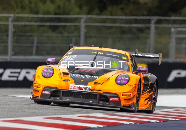 Rennfahrzeug auf der Rennstrecke