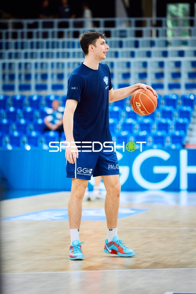 Andrew O’Brien (3, MLP Academics Heidelberg) hält Ball