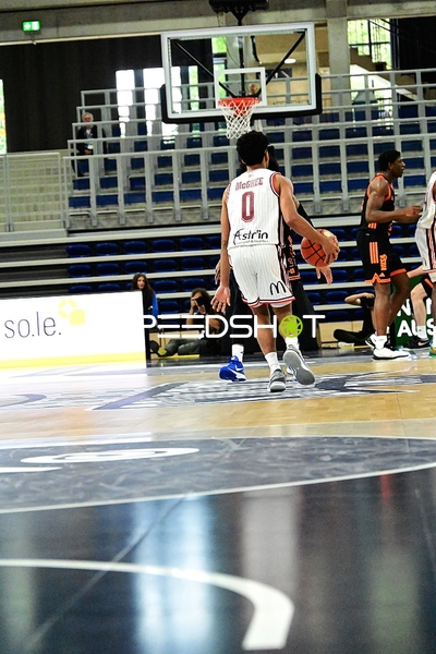 Spieler dribbelt auf Court