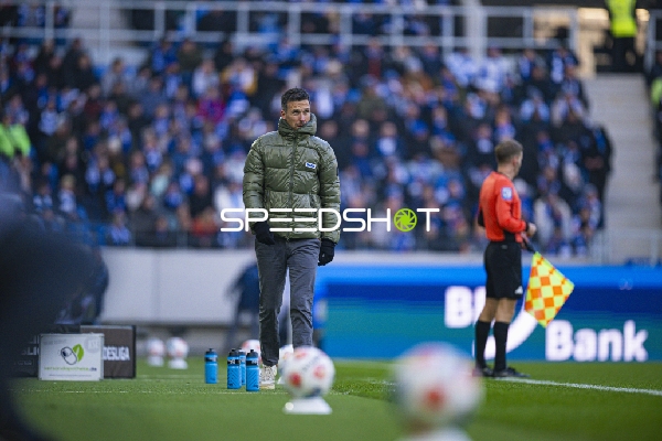 Trainer und Schiedsrichter an Seitenlinie