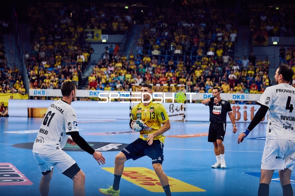 Sebastian Heymann von den Rhein Neckar Löwen versucht, einen Spielzug gegen die Abwehr von THW Kiel zu machen.