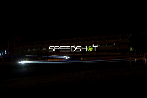 Rennfahrzeug bei Nacht am Nürburgring