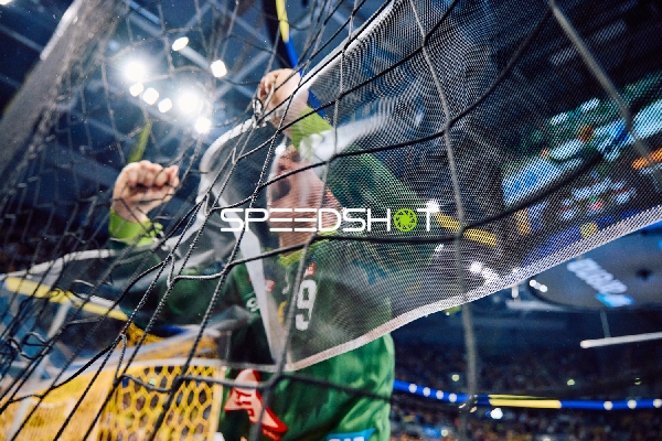 Ein Torwart feiert eine erfolgreiche Abwehraktion.