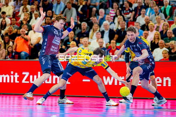 Ballkampf Patrick Groetzki (24;Rhein Neckar Löwen), 25; SG Flensburg Handewitt, 5; SG Flensburg Handewitt