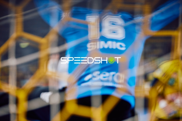 Ein Torwart in Aktion während eines Handballspiels.