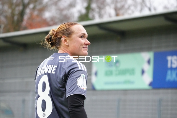 Spielerinnen blicken nach rechts