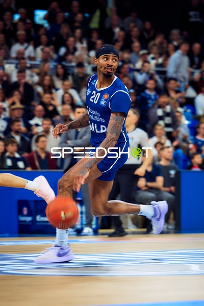 Michael Weathers (20, MLP Academics Heidelberg) dribbelt