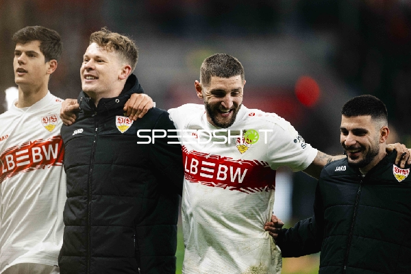 Spieler feiern gemeinsam