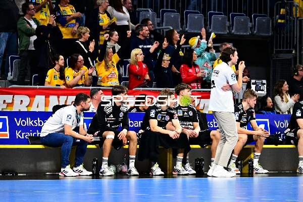 Tim Gommel (95; HC Erlangen), Ricco TM Wolf (0; HC Erlangen) und Sander Overjordet (8; HC Erlangen) auf der Bank