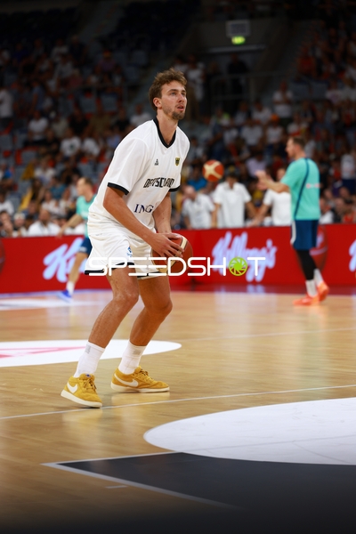 Spieler mit Ball auf Court