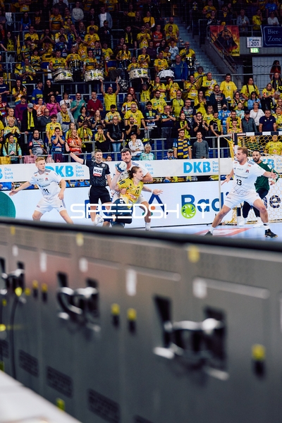 Ein Spieler des HSV Hamburg springt und wirft auf das Tor.