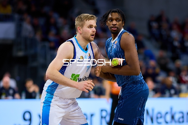 Osun Osunniyi (12; MLP Academics Heidelberg) und Till Pape (19; Frankfurt Skyliners) im Zweikampf